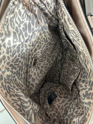 Bolso GUESS color rosa maquillaje