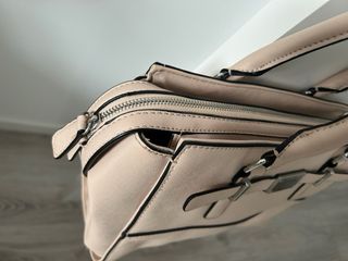 Bolso GUESS color rosa maquillaje