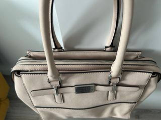 Bolso GUESS color rosa maquillaje