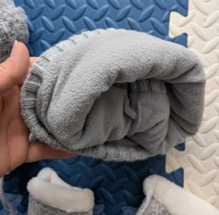 Conjunto Bebé Gorro, Bufanda y Botitas Gris