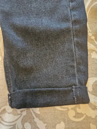 Pantalón vaquero negro "desgastado"