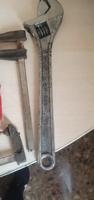 Herramientas varias: llaves inglesas y alicates
