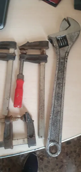 Herramientas varias: llaves inglesas y alicates