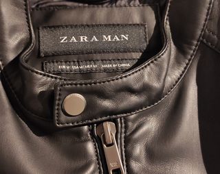 Chaqueta negra efecto piel