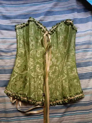 Corsé verde con brocado dorado