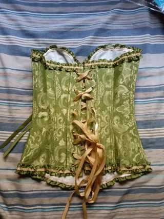 Corsé verde con brocado dorado