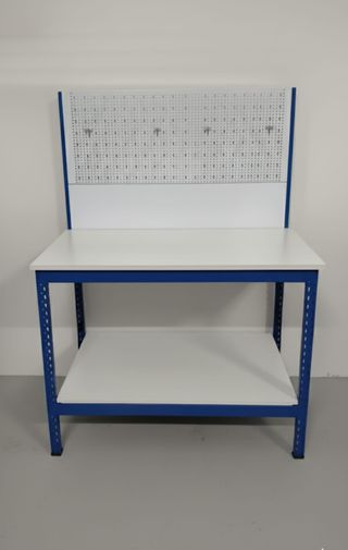 Mesa de trabajo con panel perforado