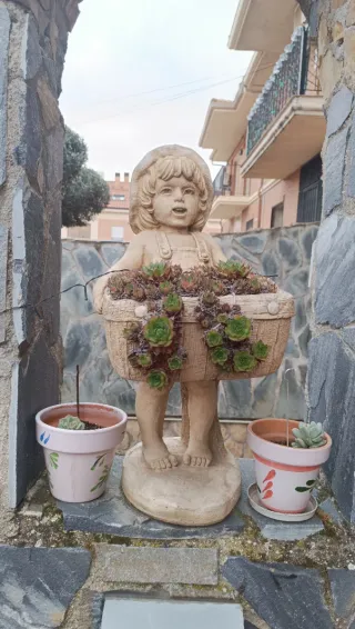 Figura Resina Niña Cesta Flores Jardín