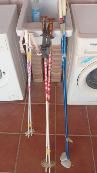 Esquís Atomic y Rossignol con bastones