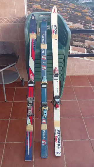 Esquís Atomic y Rossignol con bastones