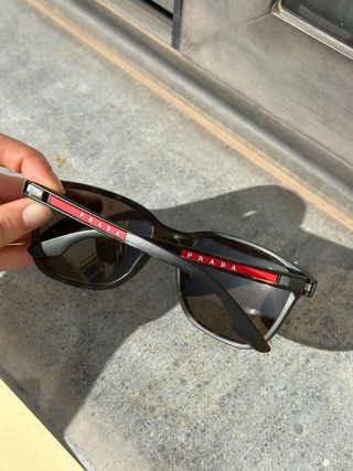 Gafas de sol Prada marrones y rojas