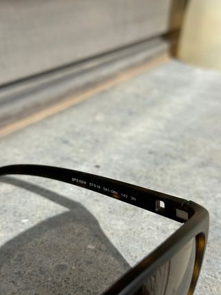 Gafas de sol Prada marrones y rojas