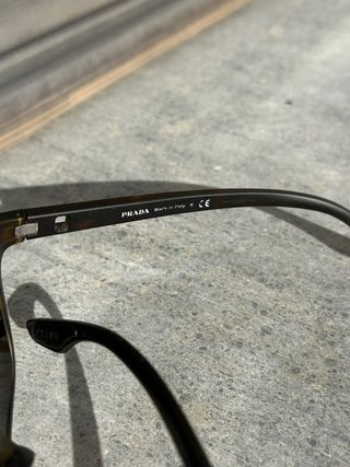 Gafas de sol Prada marrones y rojas