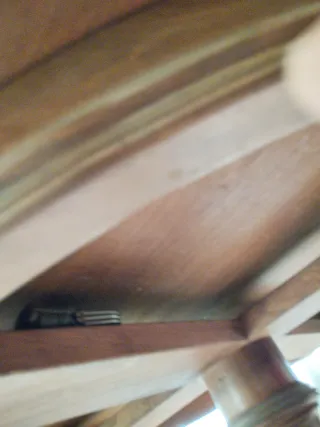 Mesa redonda de madera, de ebanistería