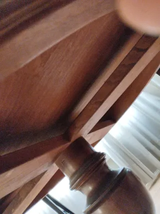 Mesa redonda de madera, de ebanistería