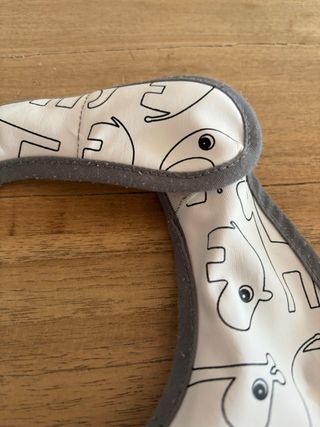 Babero impermeable con velcro Done by Deer