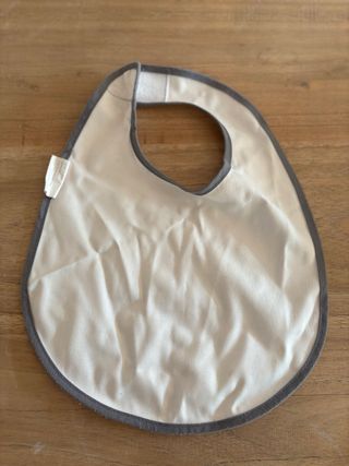 Babero impermeable con velcro Done by Deer