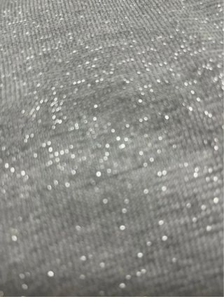 Jersey gris brillos cuello pico talla L
