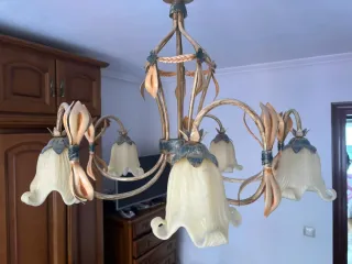 Lámpara de techo dorada con tulipas