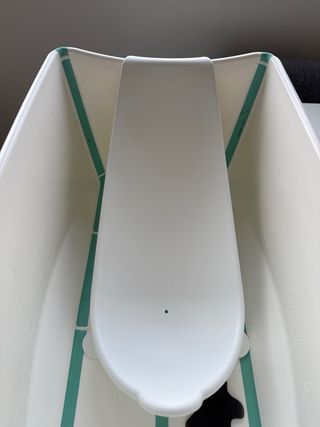 Bañera Stokke con adaptador PESTAÑA DE CIERRE ROTA