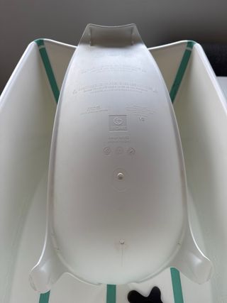 Bañera Stokke con adaptador PESTAÑA DE CIERRE ROTA