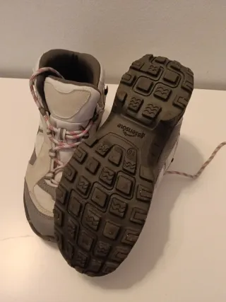 Botas de montaña Quechua número 39