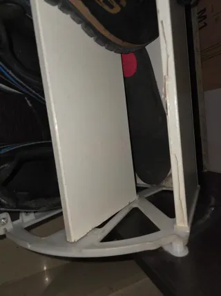 Zapatero de madera oscuro