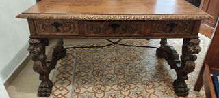 Mesa escritorio antigua tallada Renacimiento