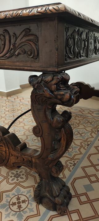 Mesa escritorio antigua tallada Renacimiento
