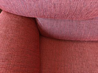 Sofá 2 plazas tela rojo.