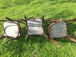 Juego de 3 sillas clásicas de madera y cuero