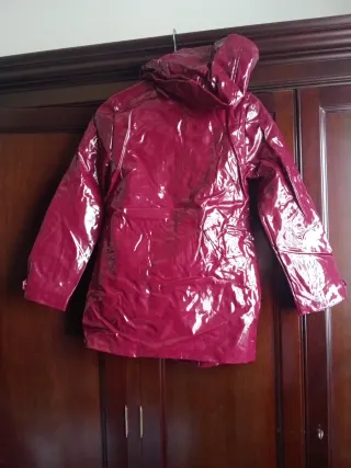 Chubasquero brillante morado/rojo talla M