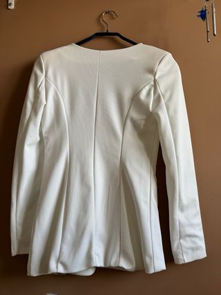 Americana blanca con hombreras