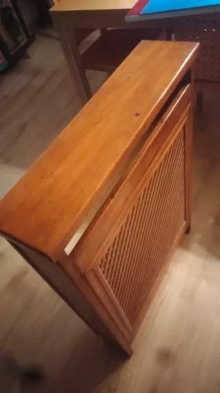 Cubre radiador de madera con celosía