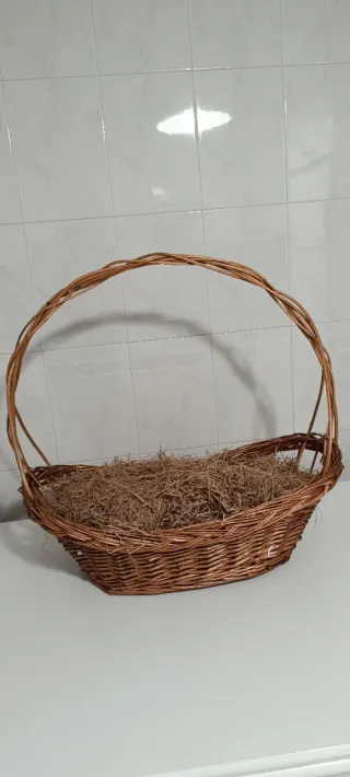 Cesta de mimbre con asa y relleno