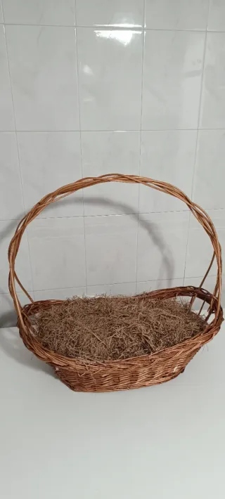Cesta de mimbre con asa y relleno