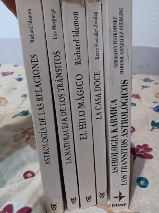 Lote de astrologia descatalogados.