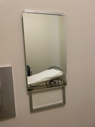 Espejo de diseño plateado