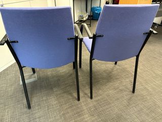 Sillas de oficina moradas y negras