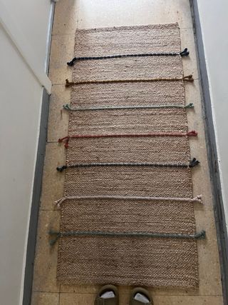 Alfombra de yute con tiras de colores