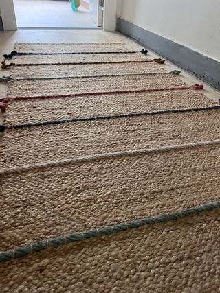 Alfombra de yute con tiras de colores