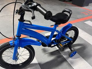 Bicicleta infantil azul con ruedines