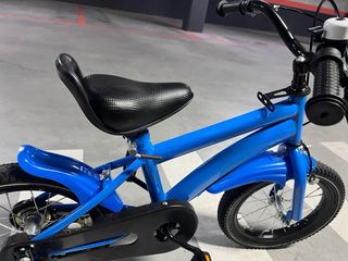 Bicicleta infantil azul con ruedines