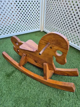 Caballito balancín de madera para niños