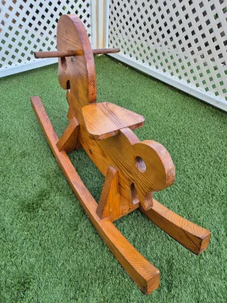 Caballito balancín de madera para niños
