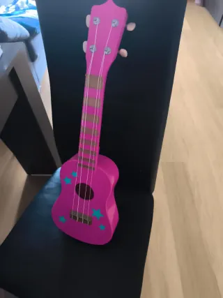 Ukelele de juguete rosa