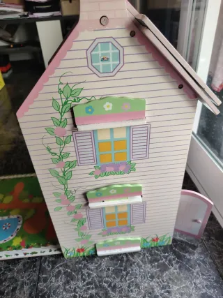 Casa de muñecas de madera