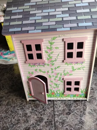 Casa de muñecas de madera