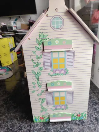 Casa de muñecas de madera