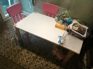 Mesa y 2 sillas infantiles rosas